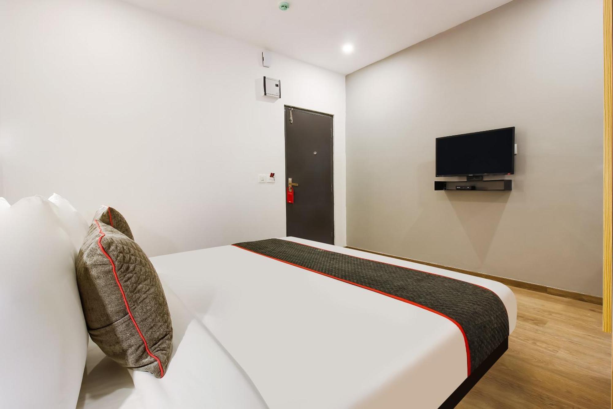 Super Townhouse The Cinco Near Esi Hospital 4* Hyderabad