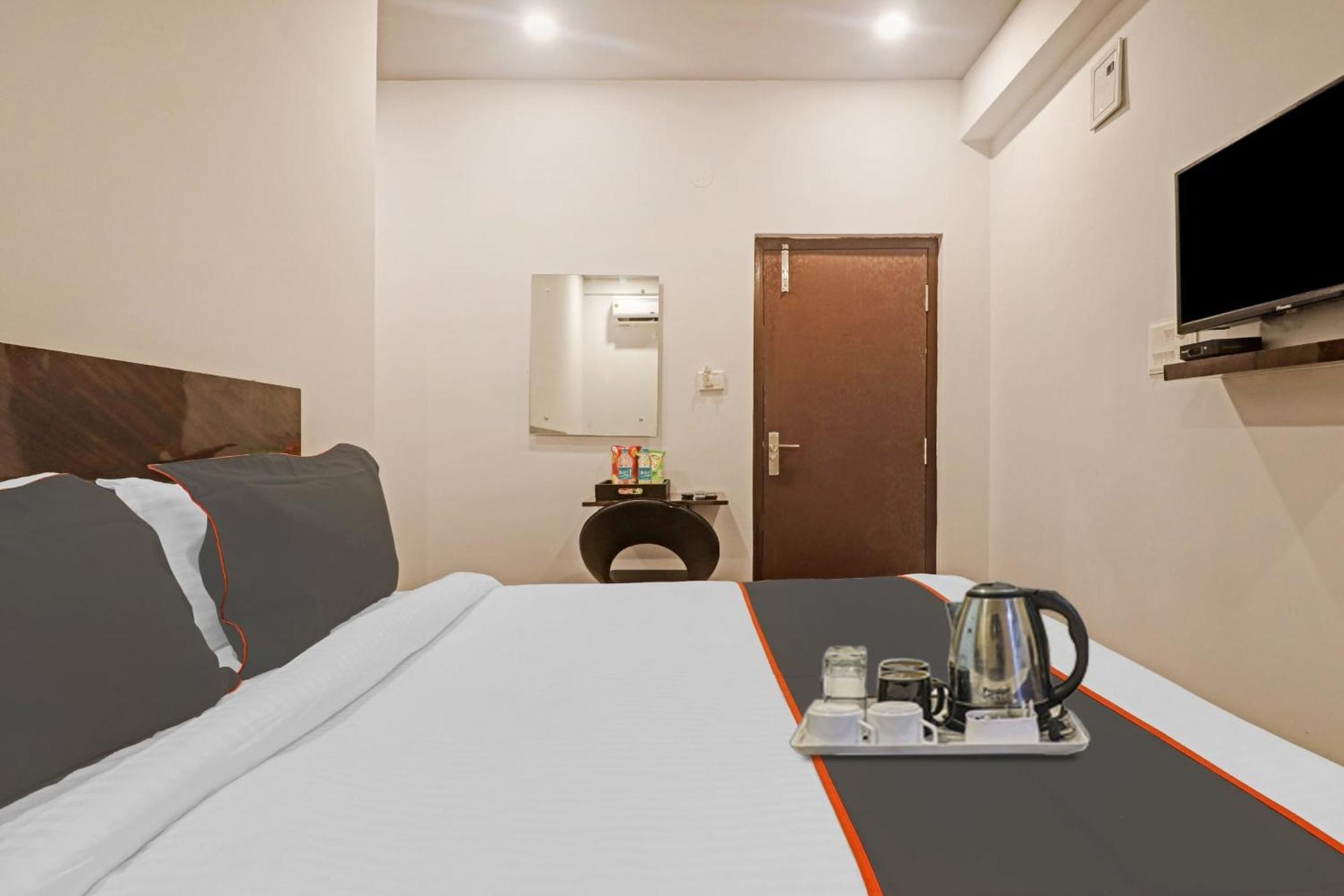 Super Townhouse Rcc Pristine Hotel