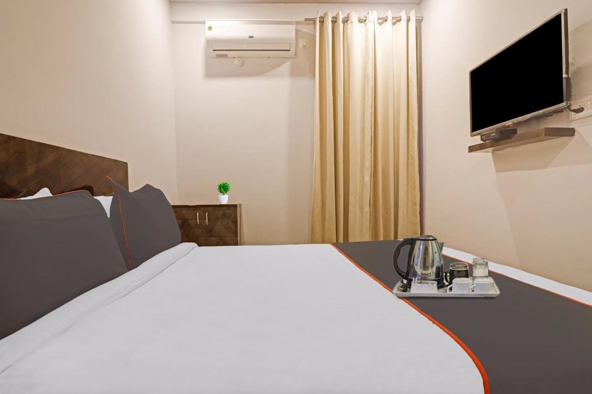 Super Townhouse Rcc Pristine Hotel