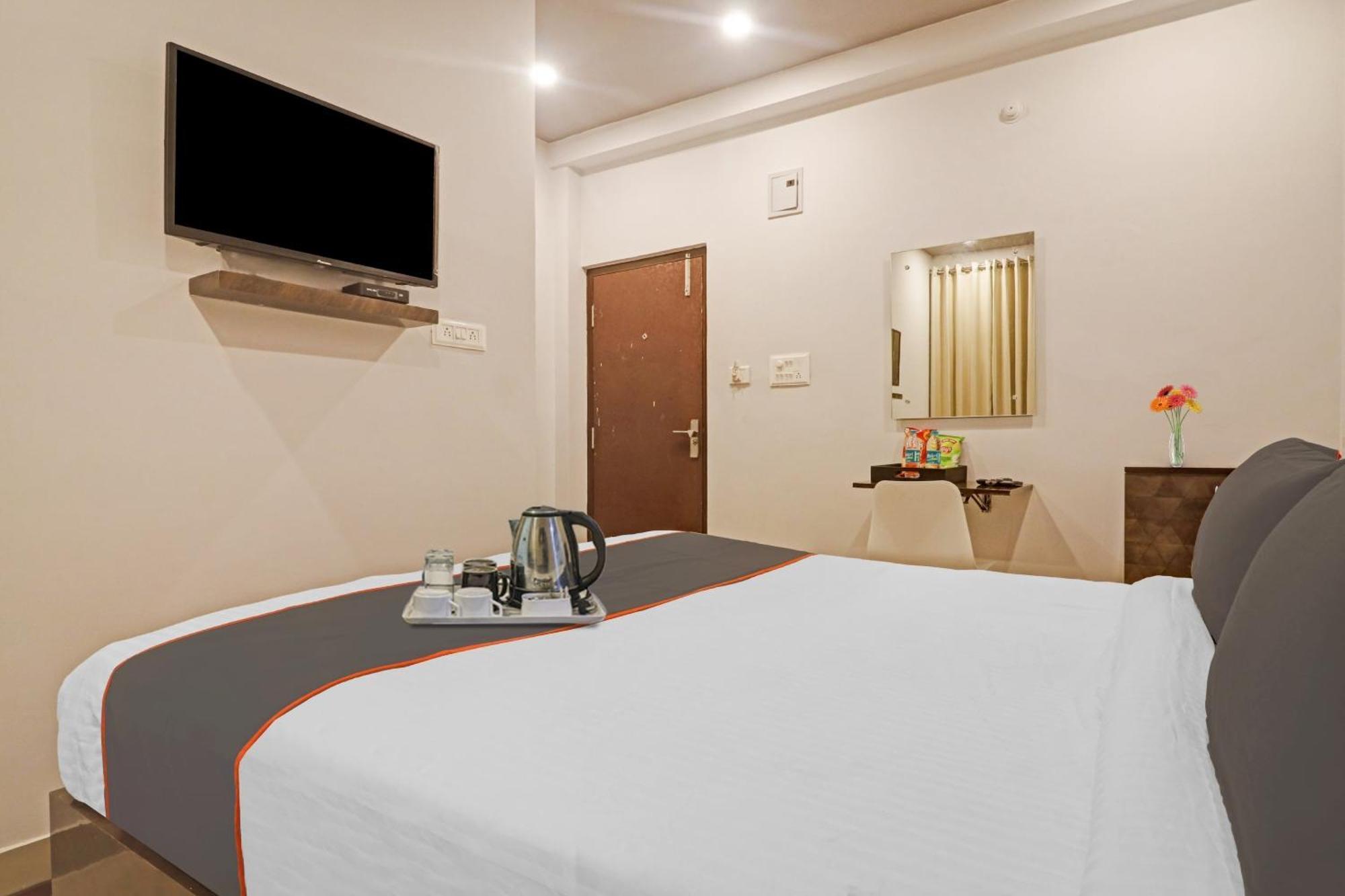 Super Townhouse Rcc Pristine Hotel