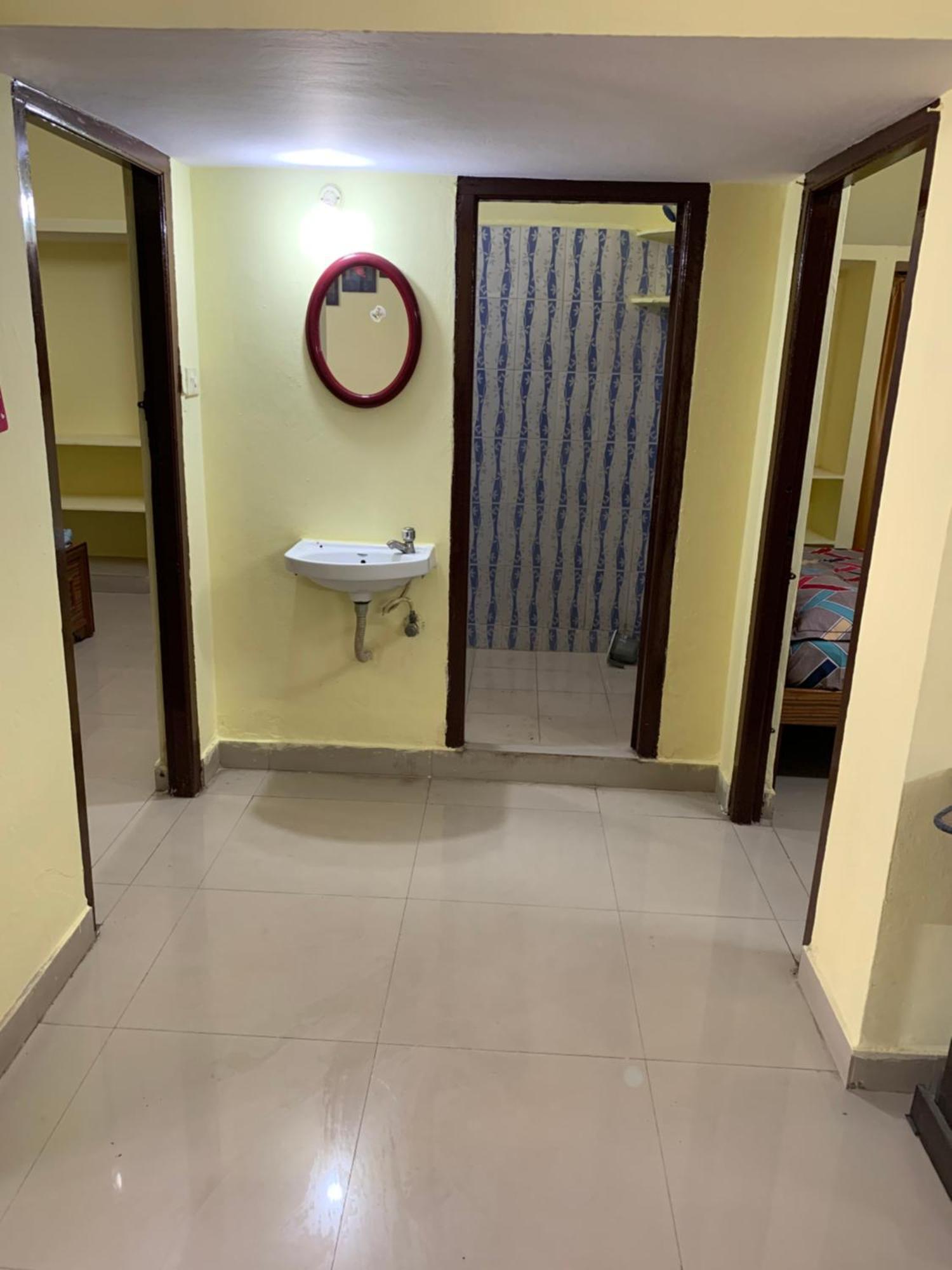 Kesarhomes Flt101 2bhk 1st Flr -homestay-lift-ac-kukatpally Apartment *