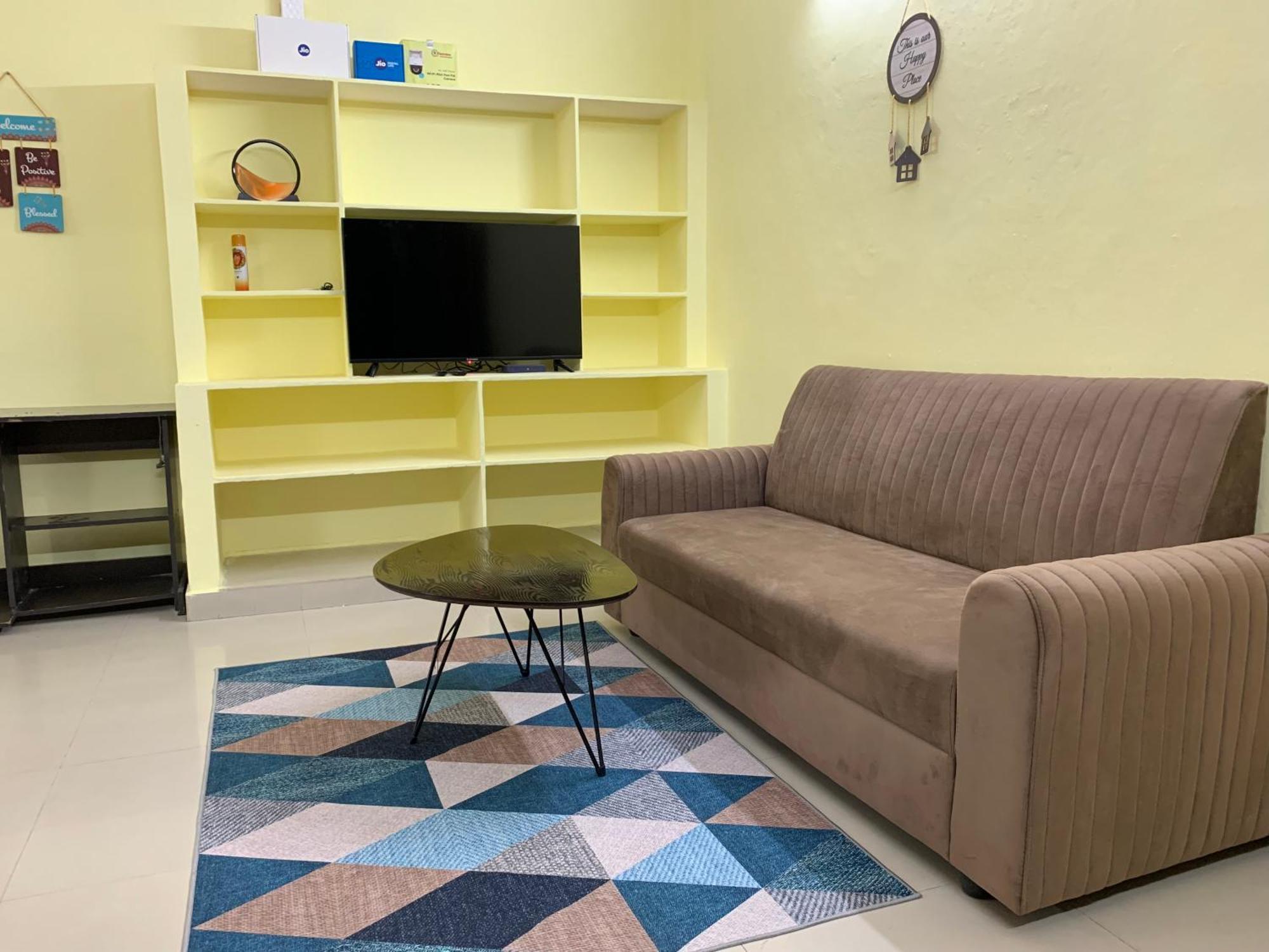 Kesarhomes Flt101 2bhk 1st Flr -homestay-lift-ac-kukatpally Apartment *