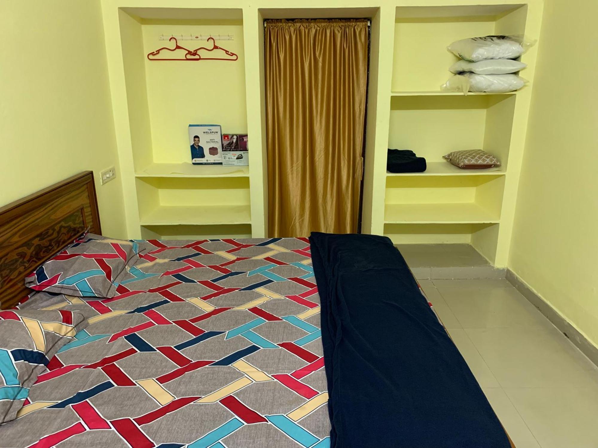 Kesarhomes Flt101 2bhk 1st Flr -homestay-lift-ac-kukatpally *