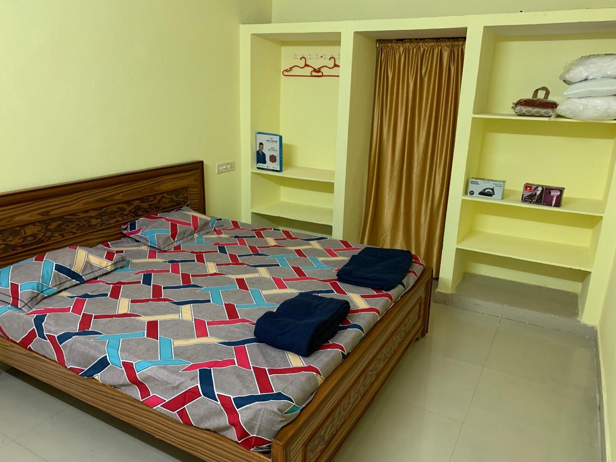 Kesarhomes Flt101 2bhk 1st Flr -homestay-lift-ac-kukatpally