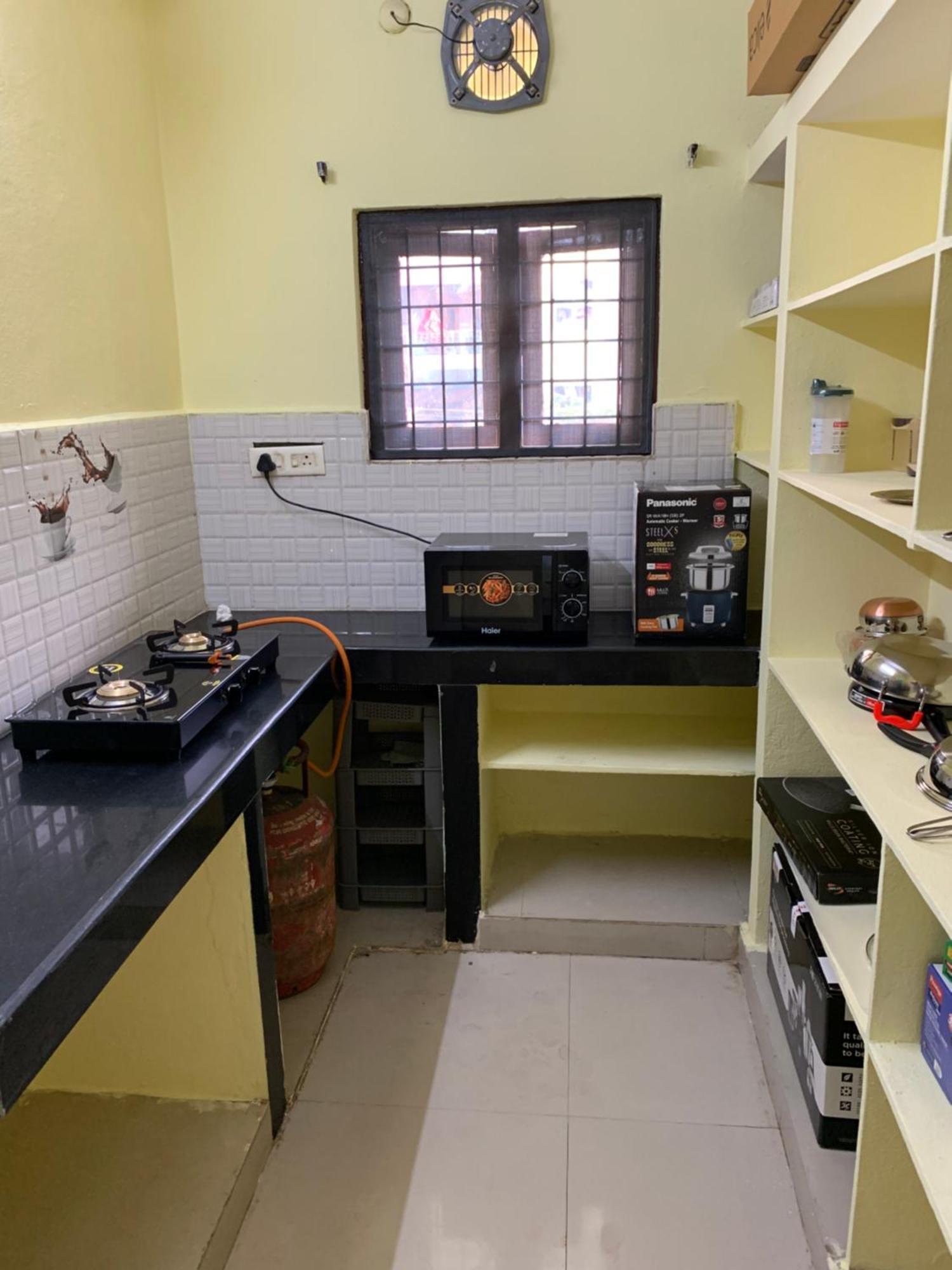 Kesarhomes Flt101 2bhk 1st Flr -homestay-lift-ac-kukatpally Apartment *