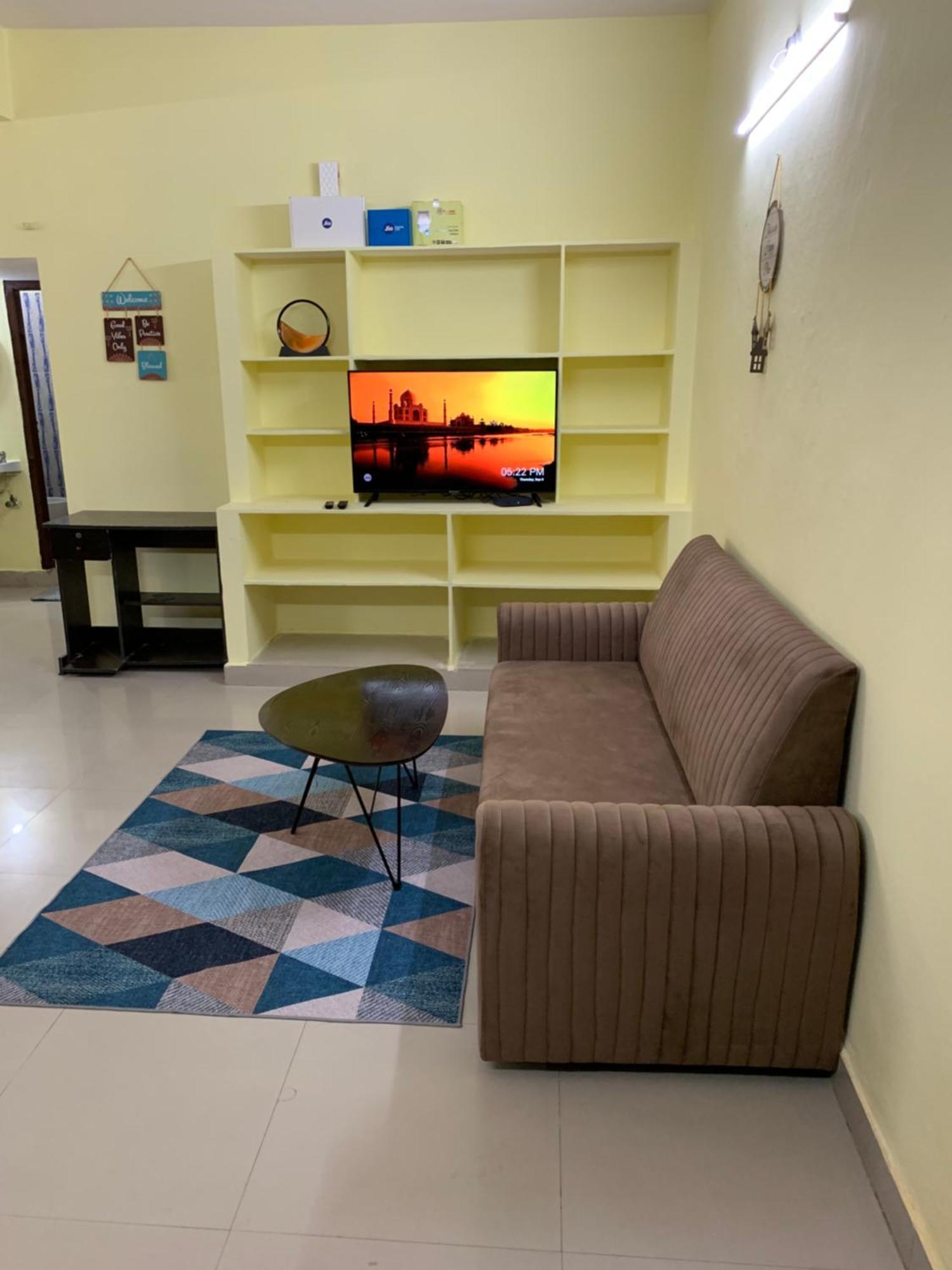Kesarhomes Flt101 2bhk 1st Flr -homestay-lift-ac-kukatpally *