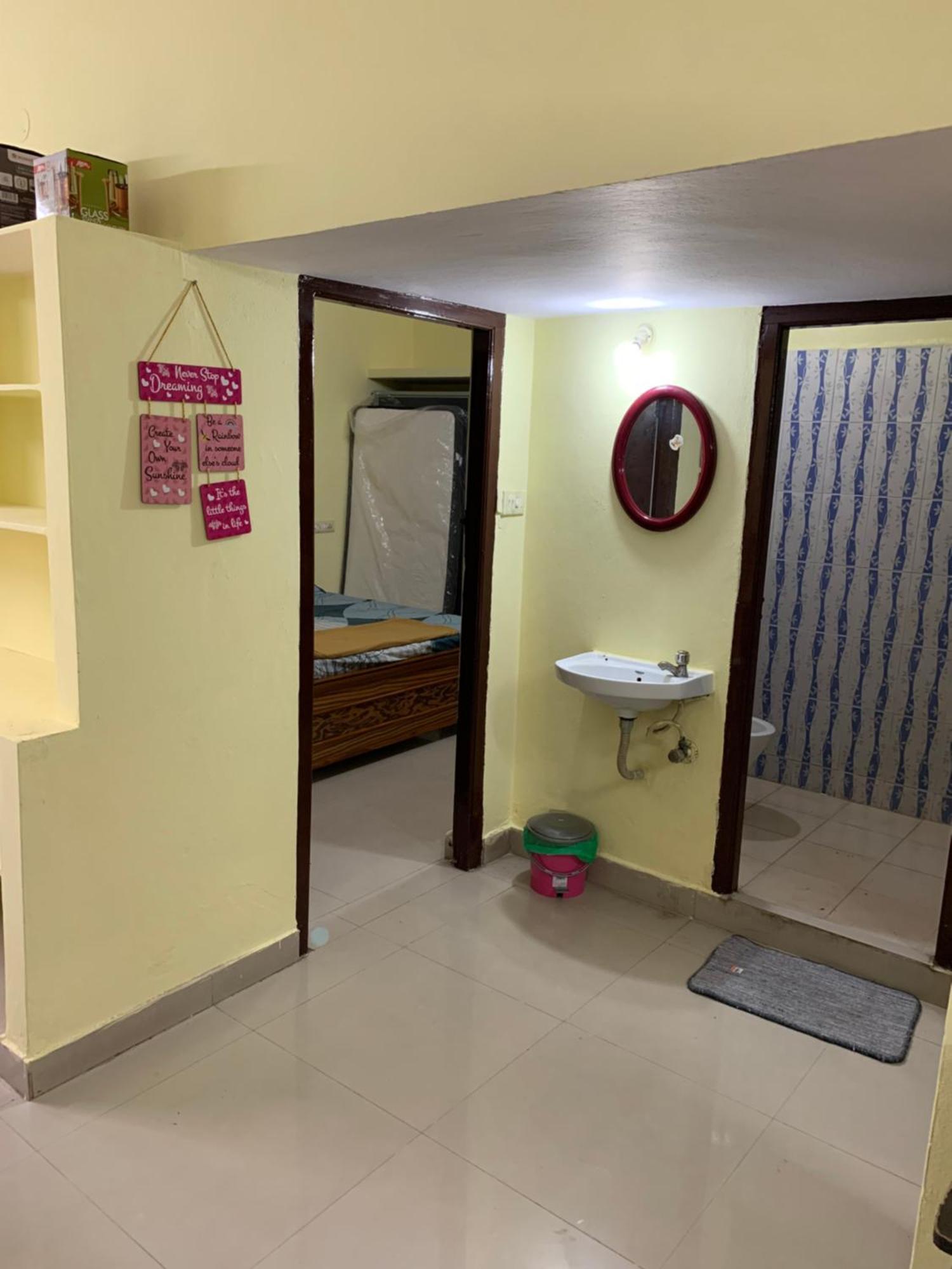 Apartment Kesarhomes Flt101 2bhk 1st Flr -homestay-lift-ac-kukatpally