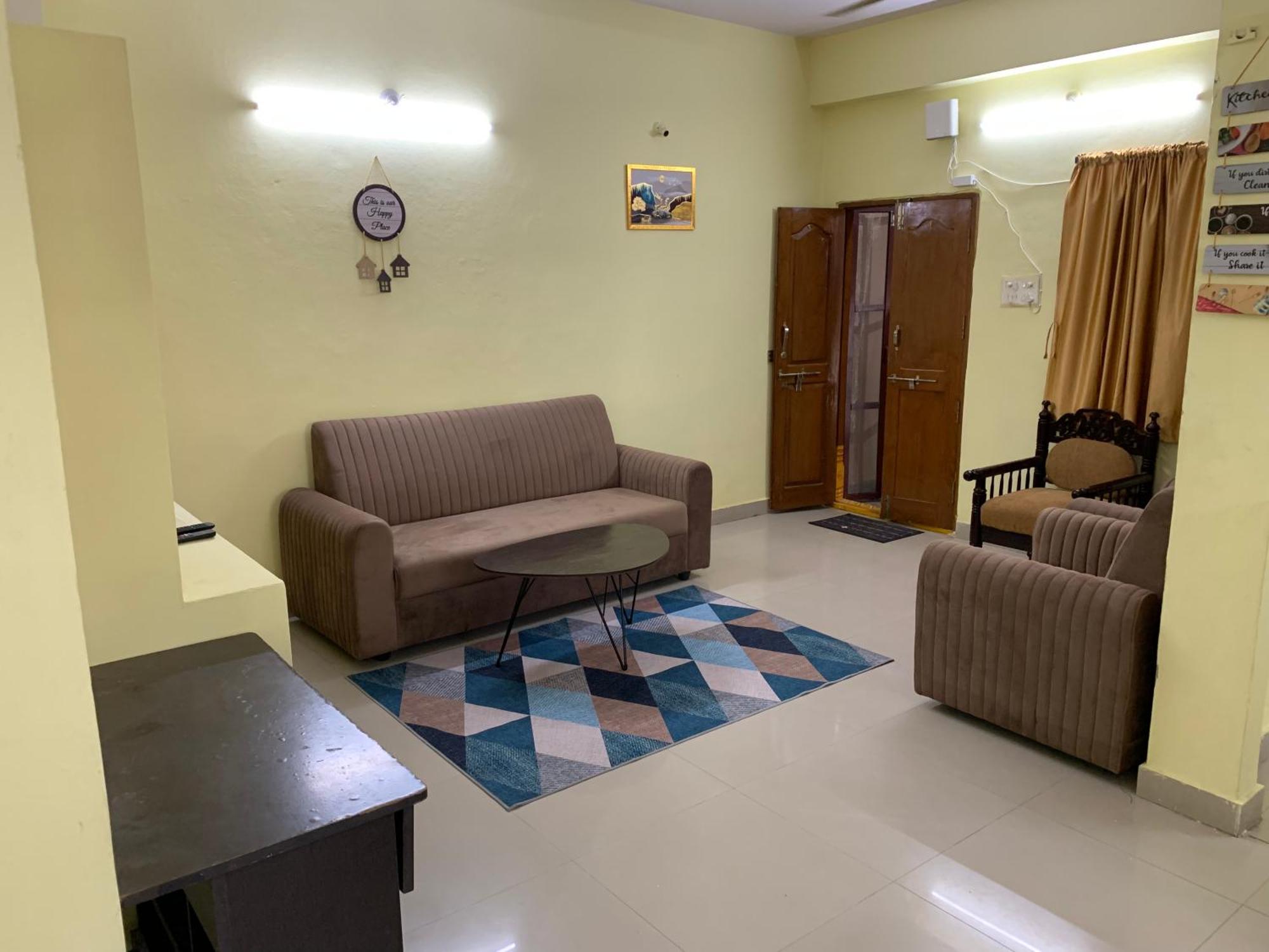 Kesarhomes Flt101 2bhk 1st Flr -homestay-lift-ac-kukatpally Apartment *