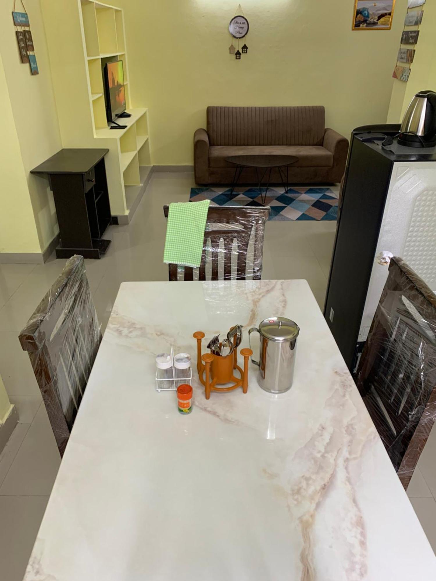 Kesarhomes Flt101 2bhk 1st Flr -homestay-lift-ac-kukatpally Apartment