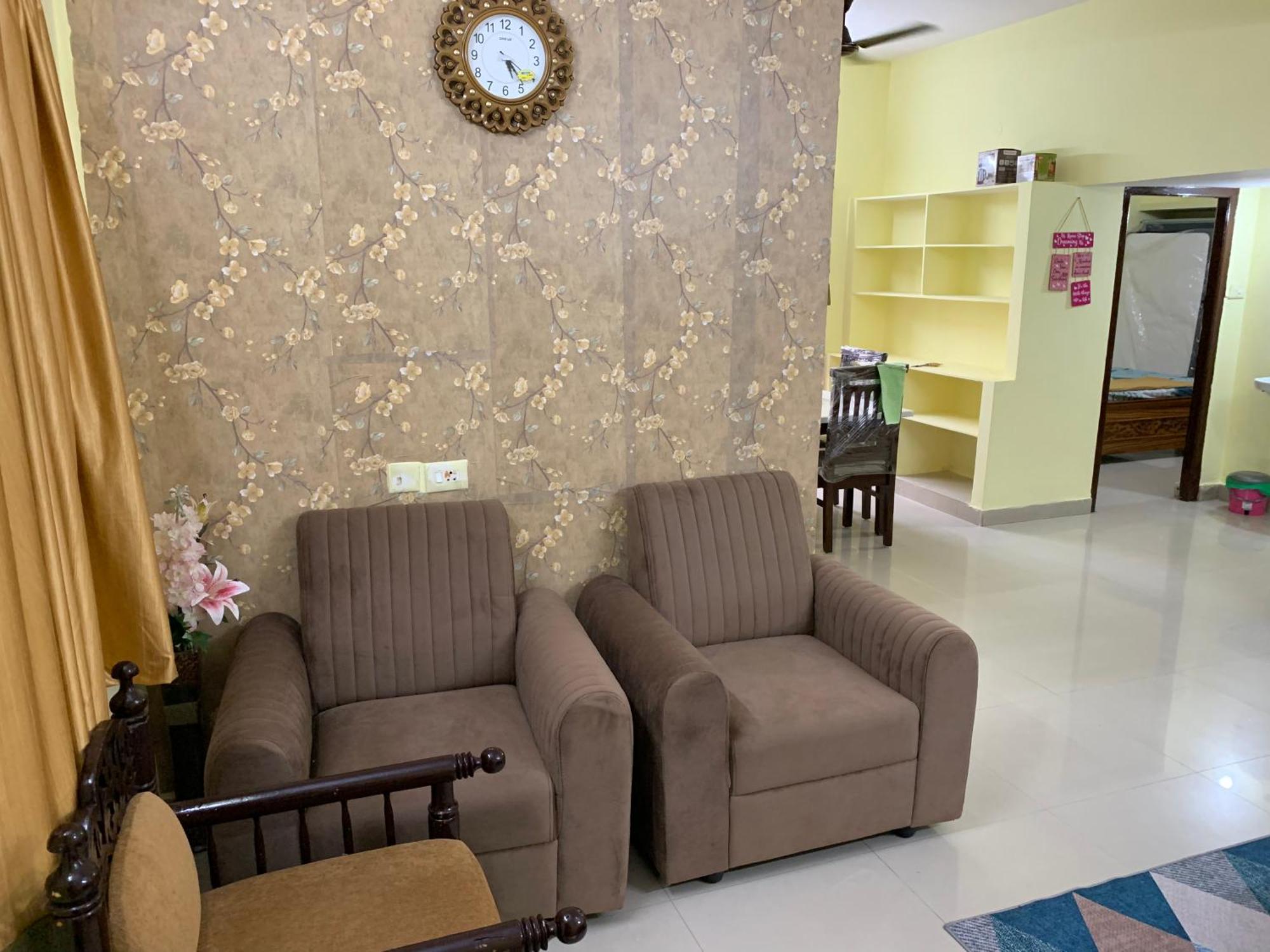 Kesarhomes Flt101 2bhk 1st Flr -homestay-lift-ac-kukatpally *