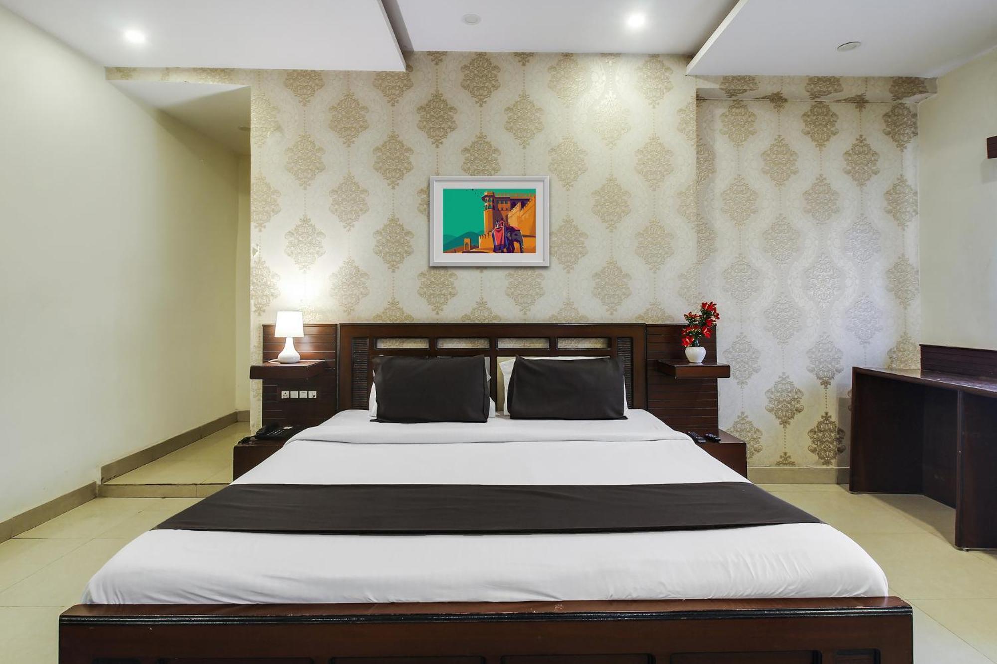 Hotel Flagship Grand Sandarshini Near Mgbs Bus Station