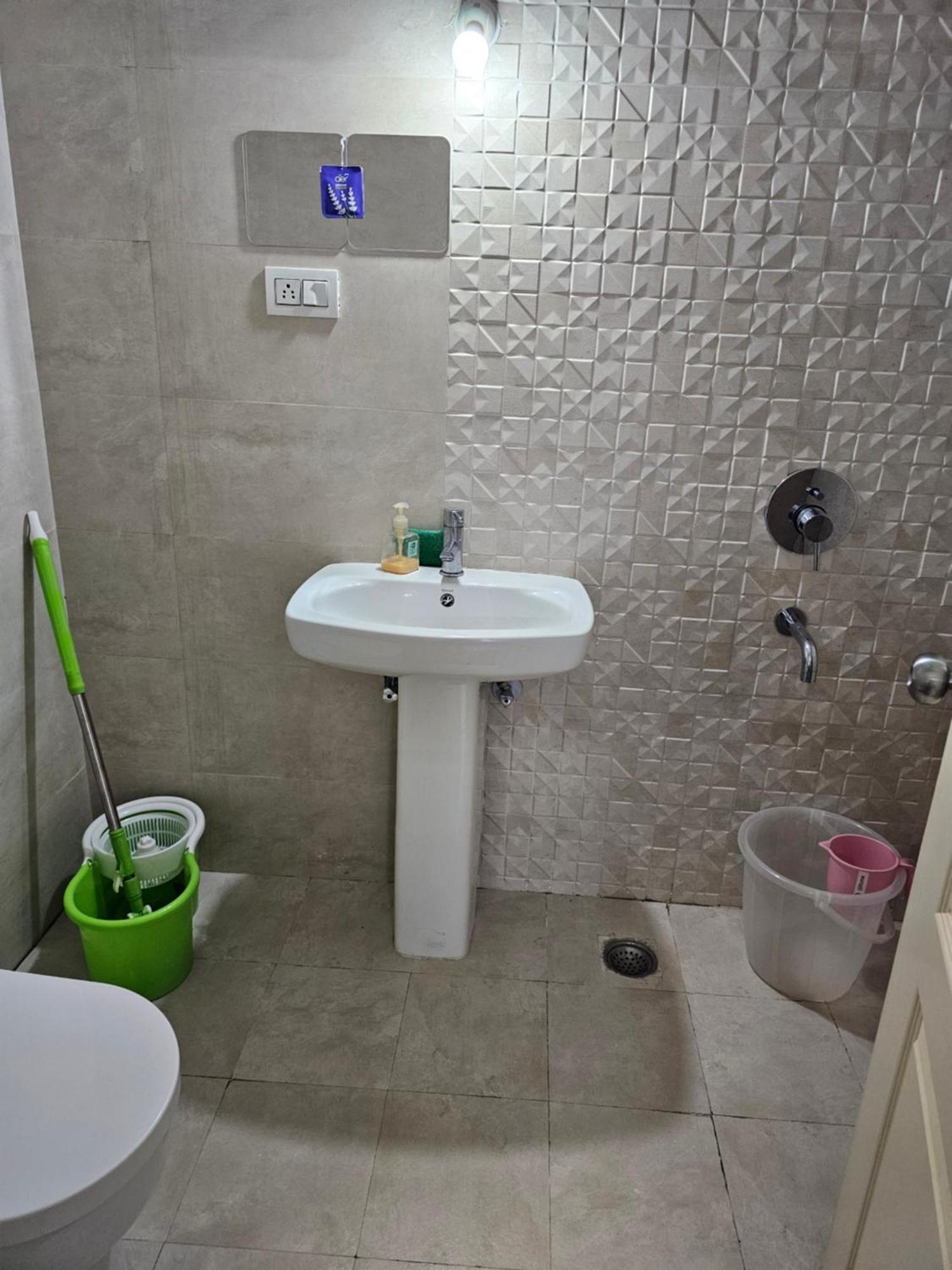 Apartment Royal Gem 3bhk Banjara Hills Rd12 *