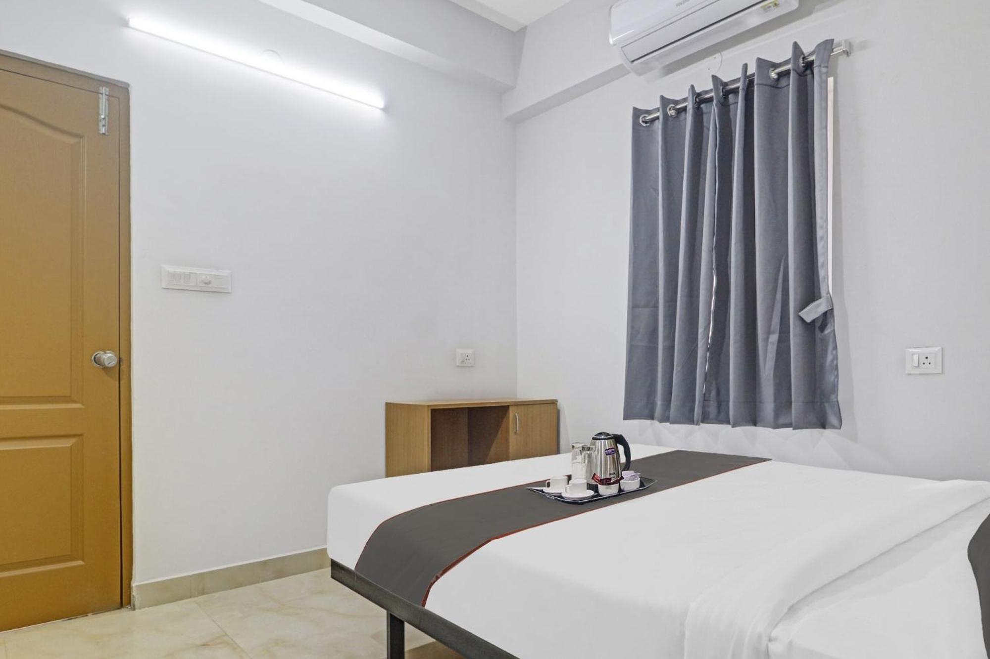 Collection O Golden Dreams Hotel