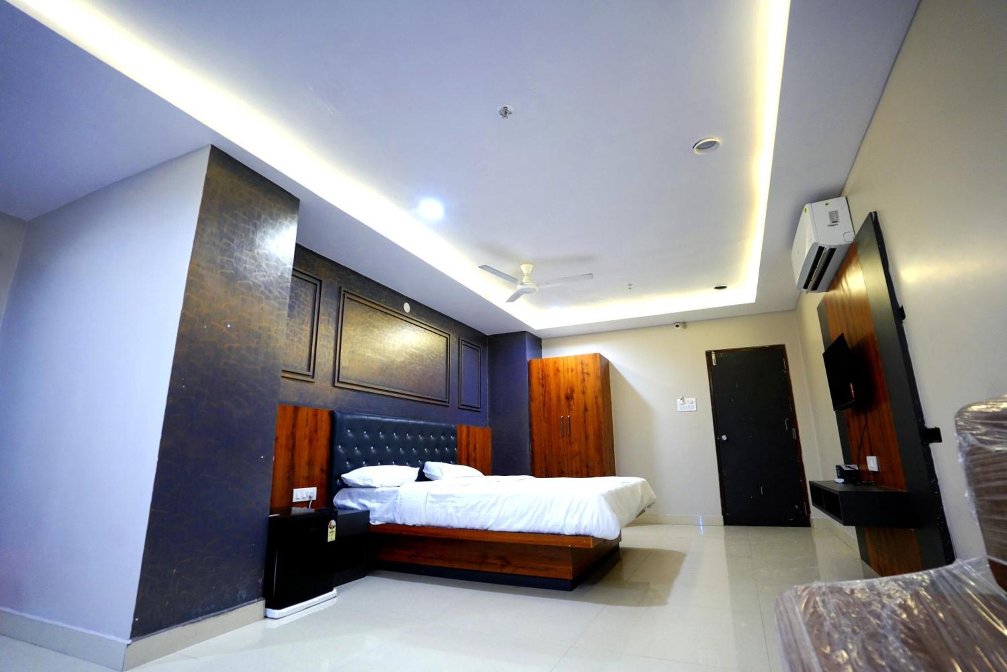 Hotel Saaradhi Grand