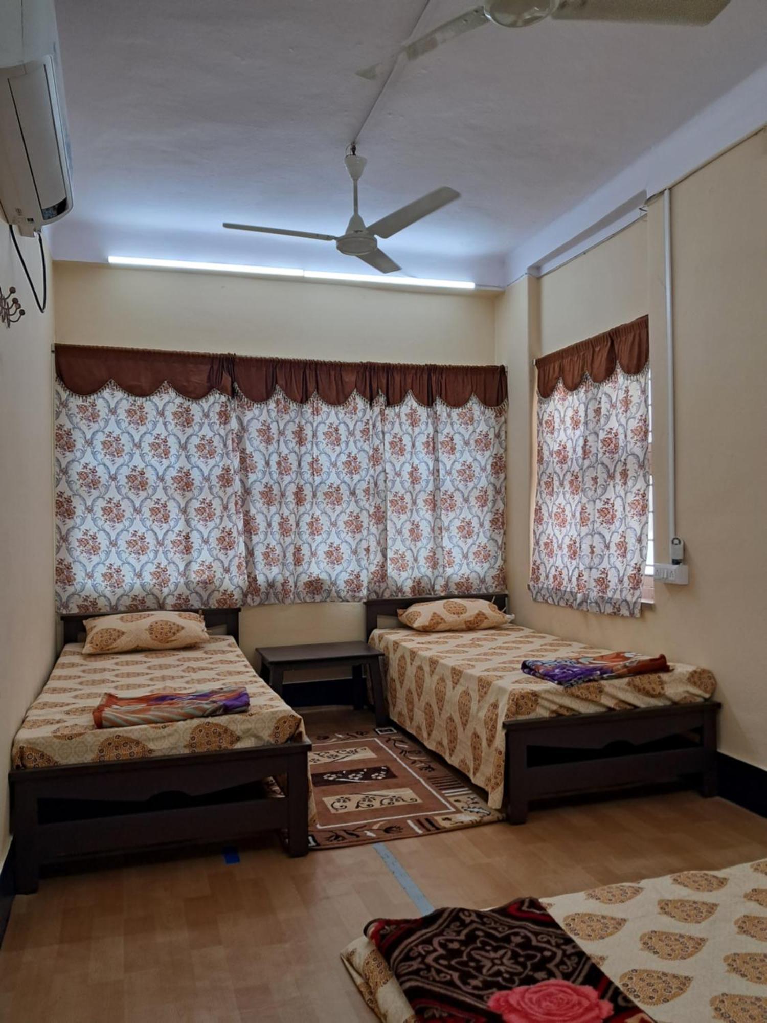 Apartamento 1 For 4 Guests Or 2 Bhk For 4 To 10 Guests With Ac For Families Hyderabad