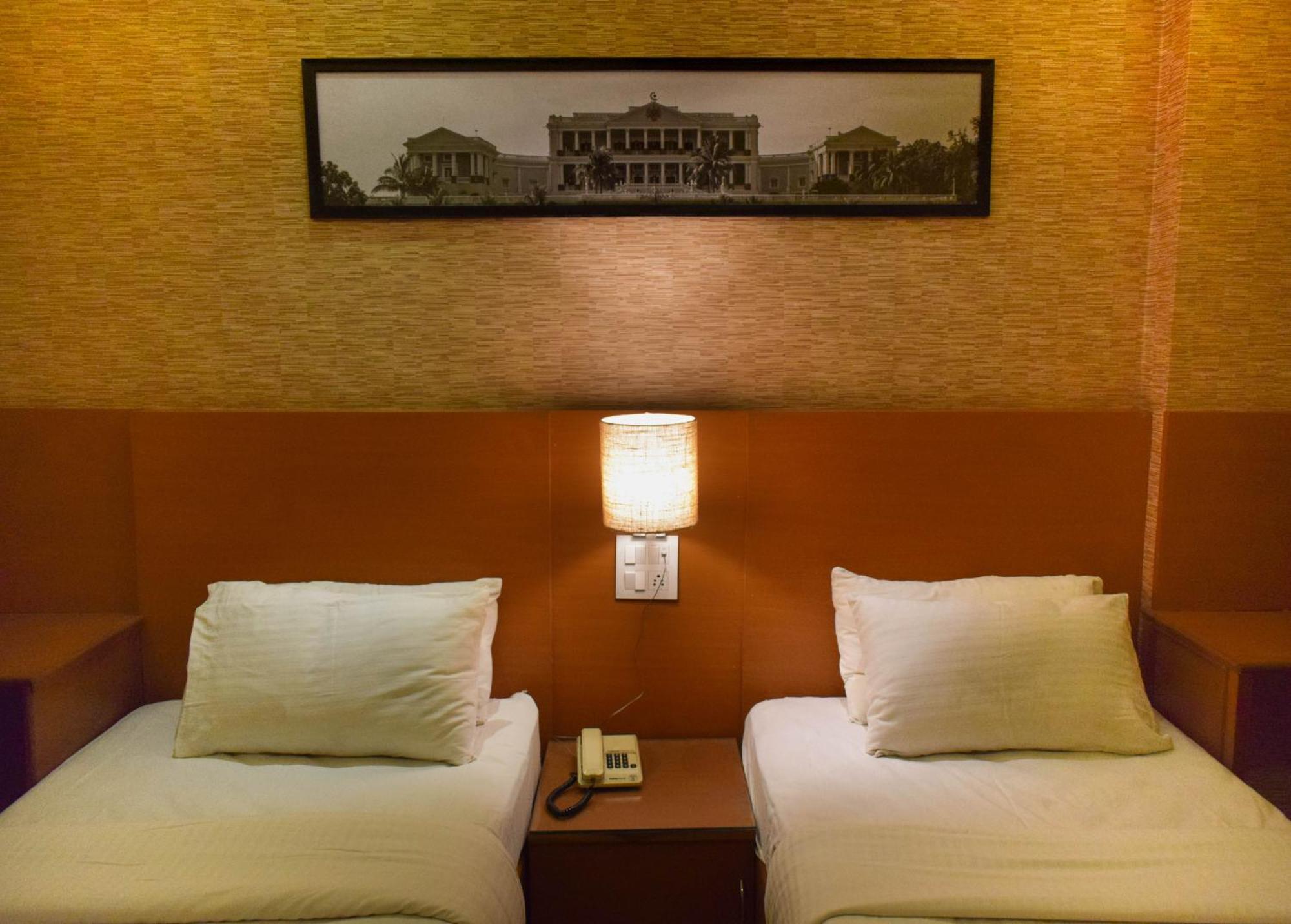 Gayathri Hotel 3*