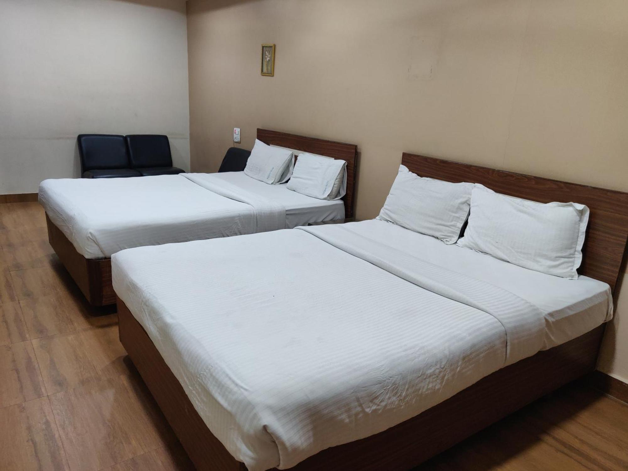 Hotel Gayathri 3*