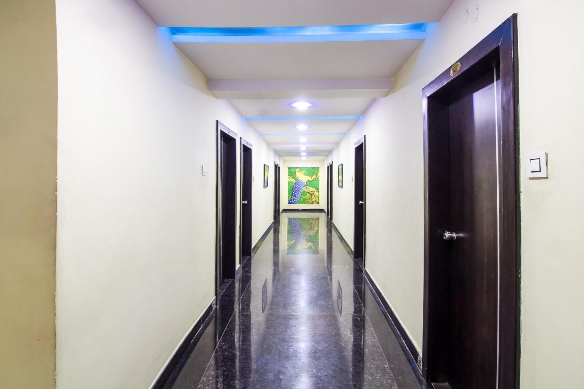 Capital O Sri Navya Grand Near Nexus Hotel 3*