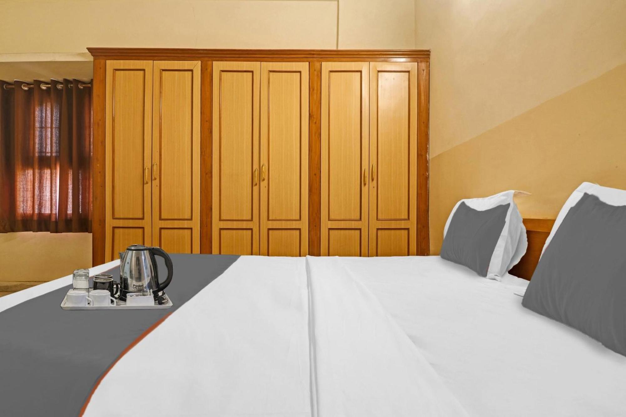 Hotel Capital O Samrat Palace Near Nampally Station