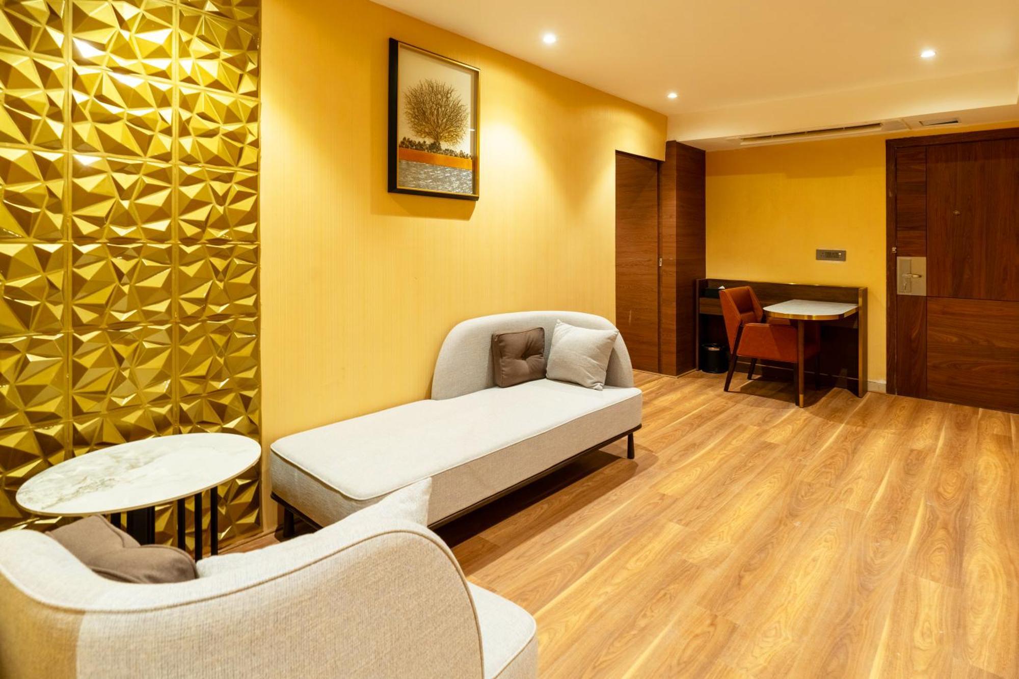 Clarks Airport 4*