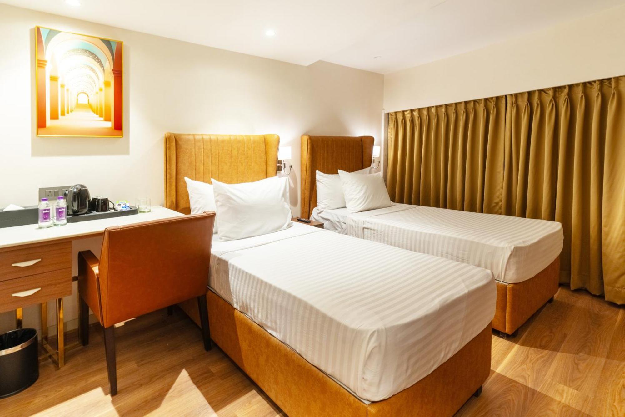 Hotel Clarks Airport 4*
