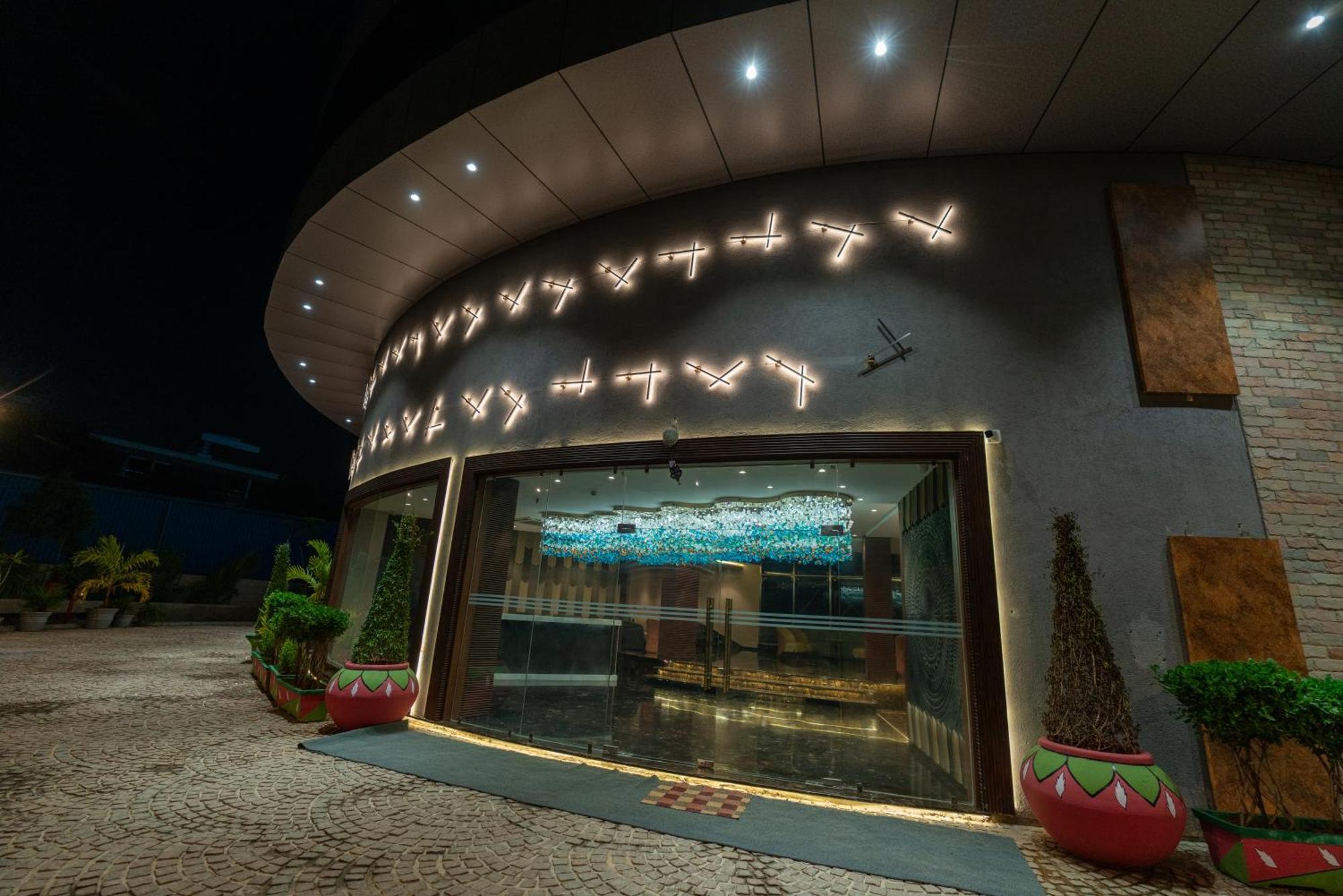 Clarks Airport Hotel 4*