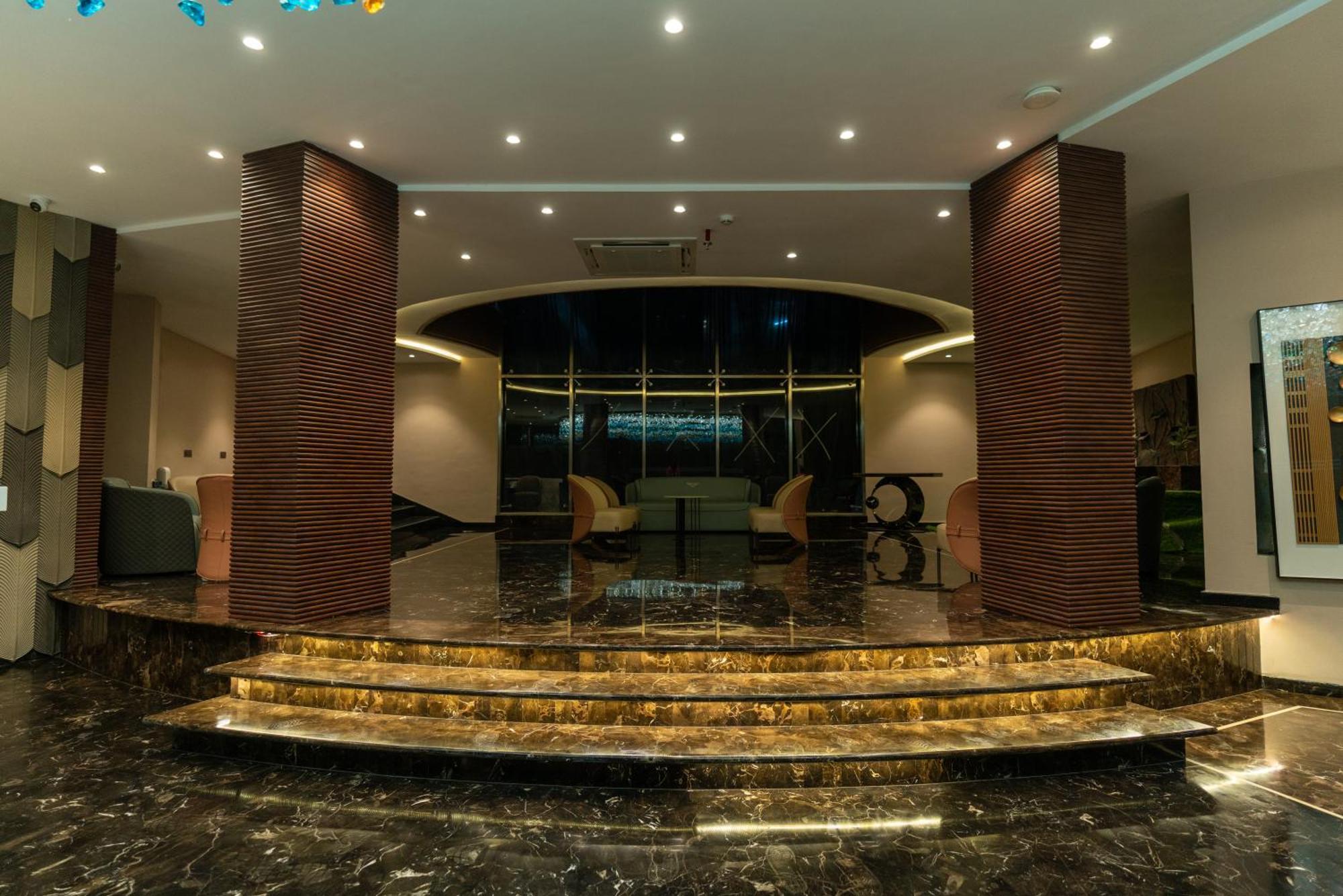 Clarks Airport 4*