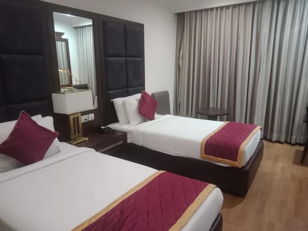 Blossom Vashishtha - Free Lunch Or Dinner- Free Breakfast Hyderabad