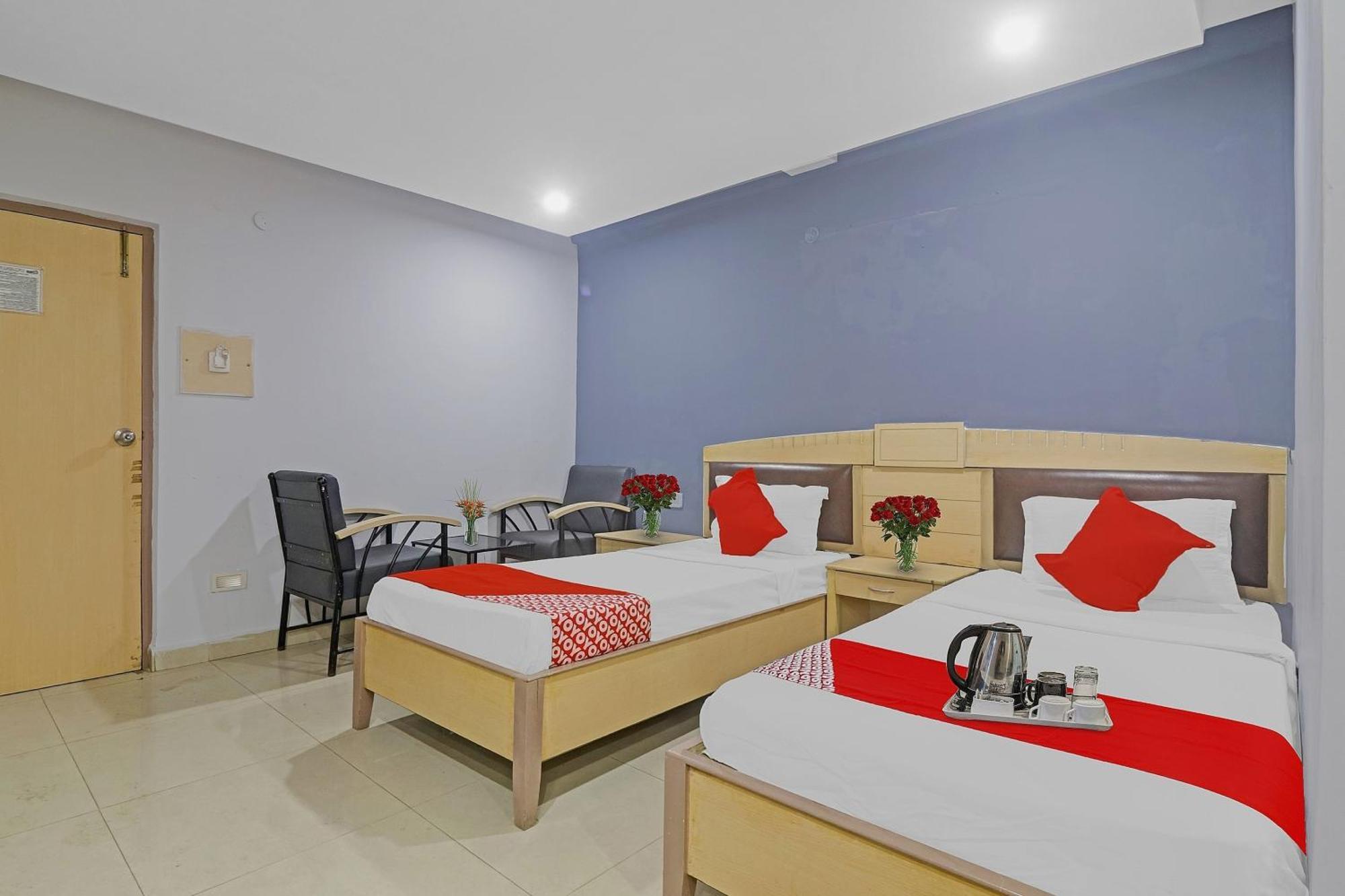 O Padmini Near Lakdikapool Metro Station Hotel