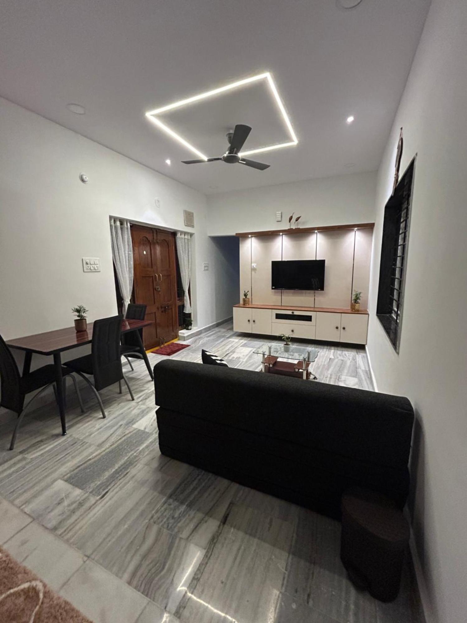Homestay Guhan - 1bhk Serviced Apartments- Full Furnished & Full Kitchen, Wifi & Balcony