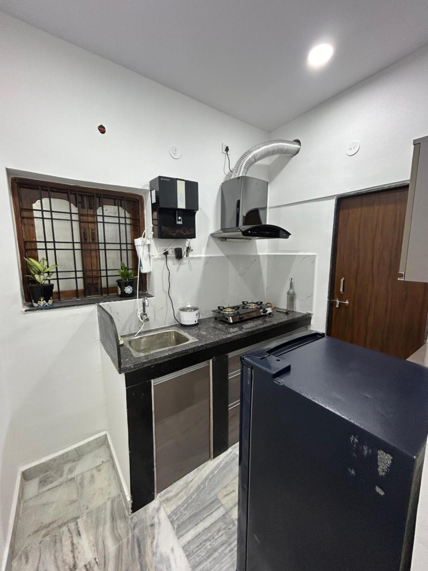 Homestay Guhan - 1bhk Serviced Apartments- Full Furnished & Full Kitchen, Wifi & Balcony *