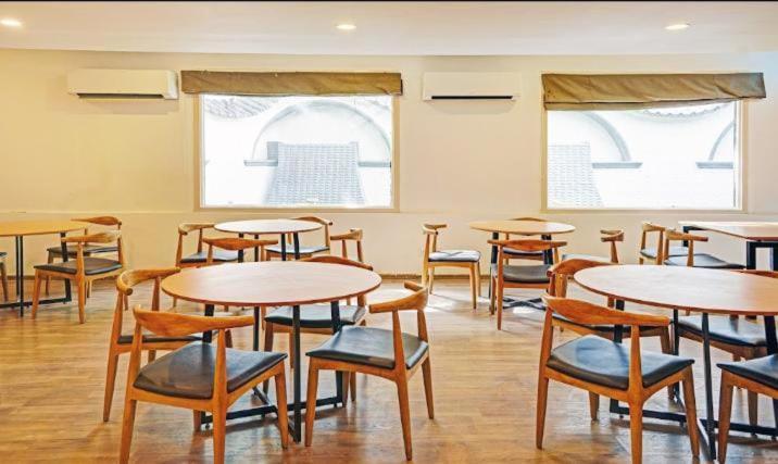 Blossoms Classic International -road View- Free Breakfast 3* Hyderabad