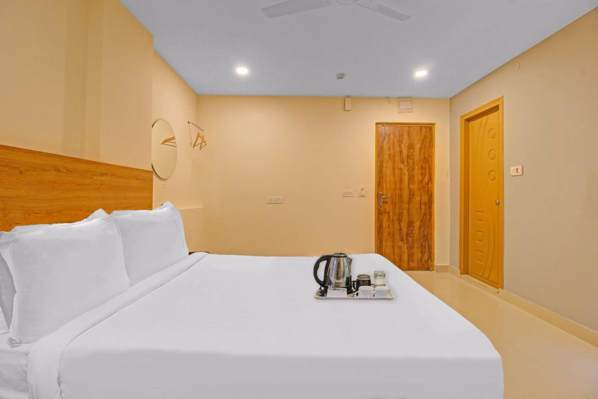 Super Townhouse Whiteridge Gachibowli Near Aig Hospital Hotel