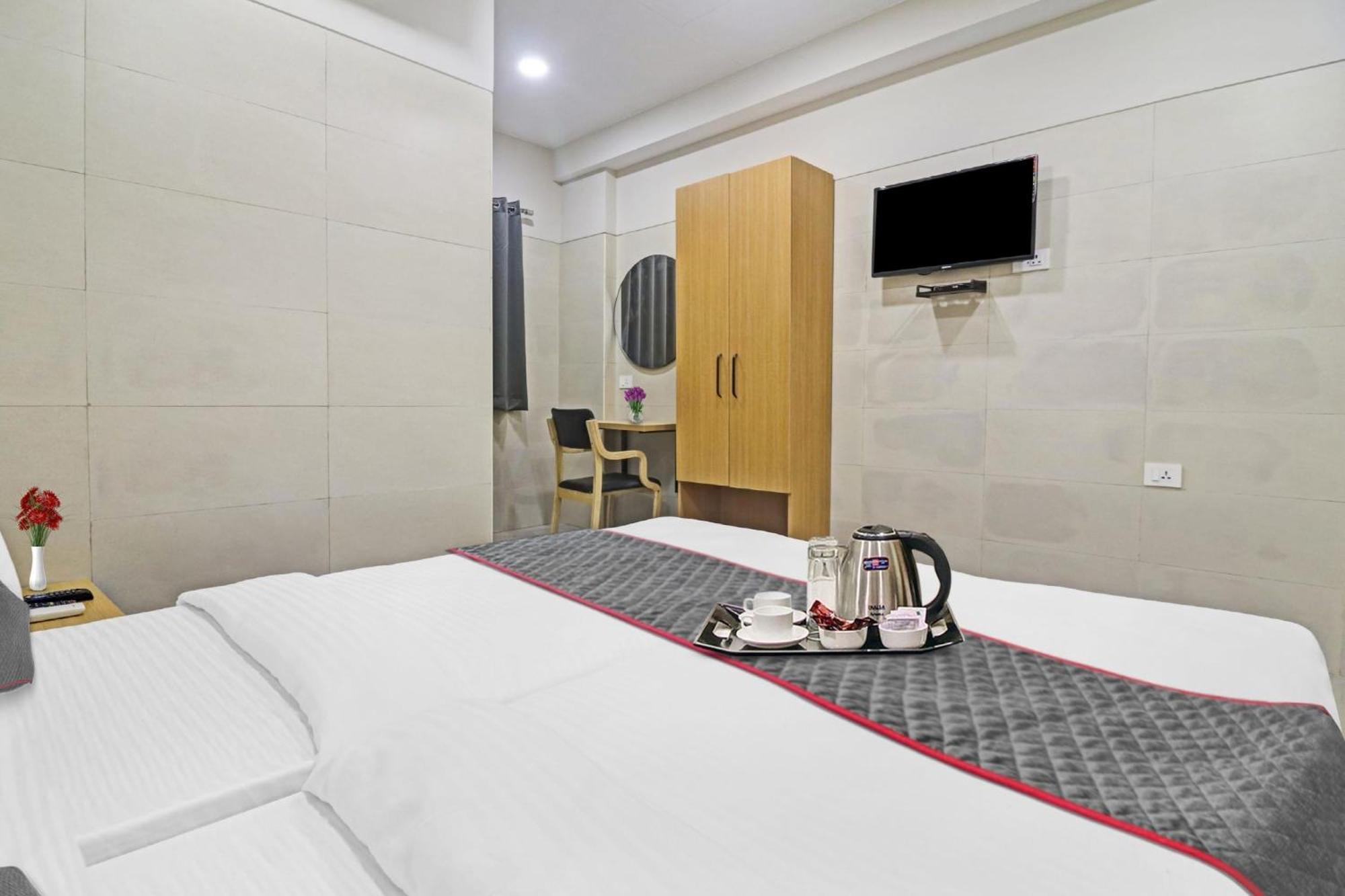 Super Townhouse Ameerpet Hotel