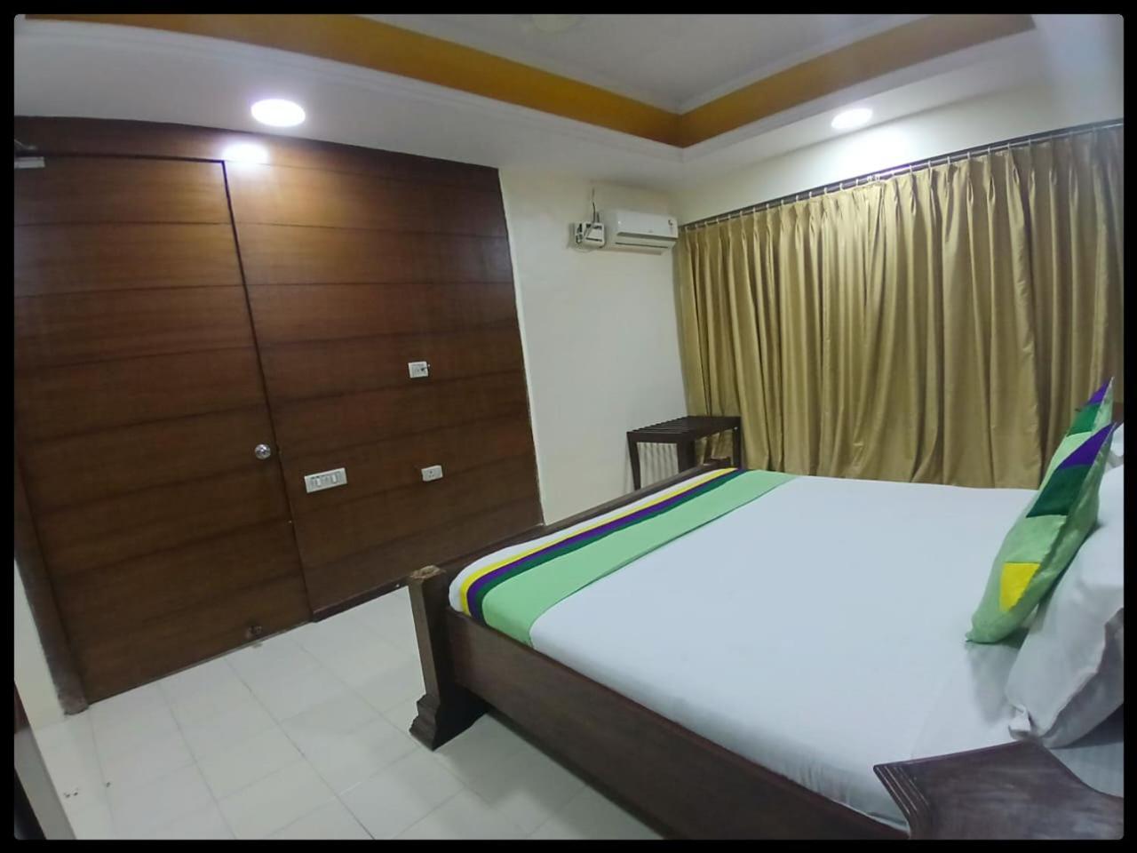 Blossoms Holidays Plaza- Free One Meal 3* Hyderabad