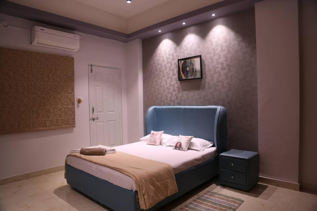 Apartment Veetil -3bhk Ac, Kukatpally, Hyderabad