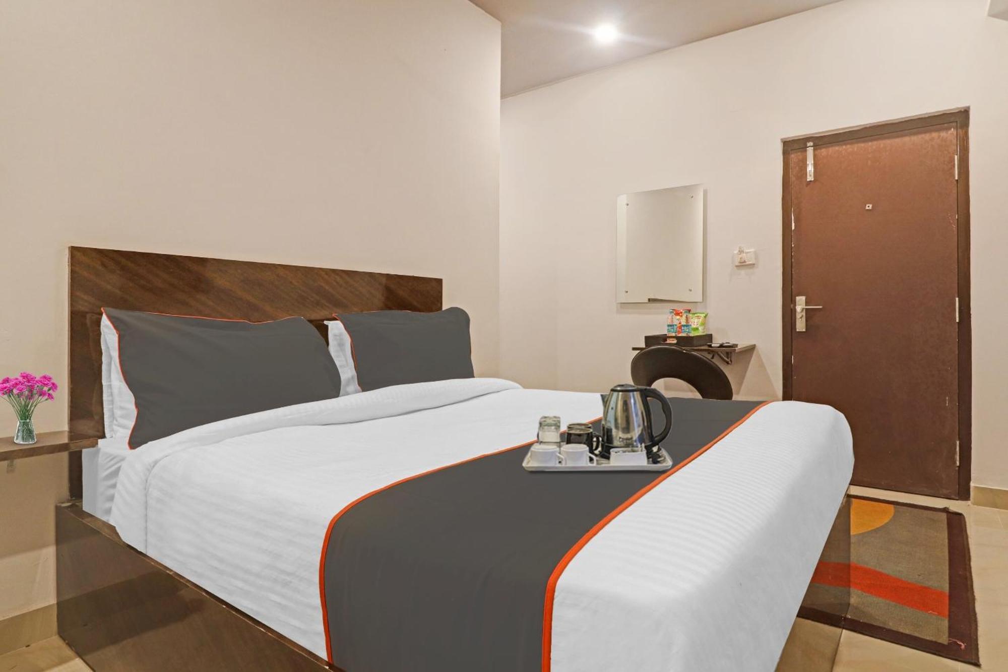 Super Townhouse Rcc Pristine Hotel