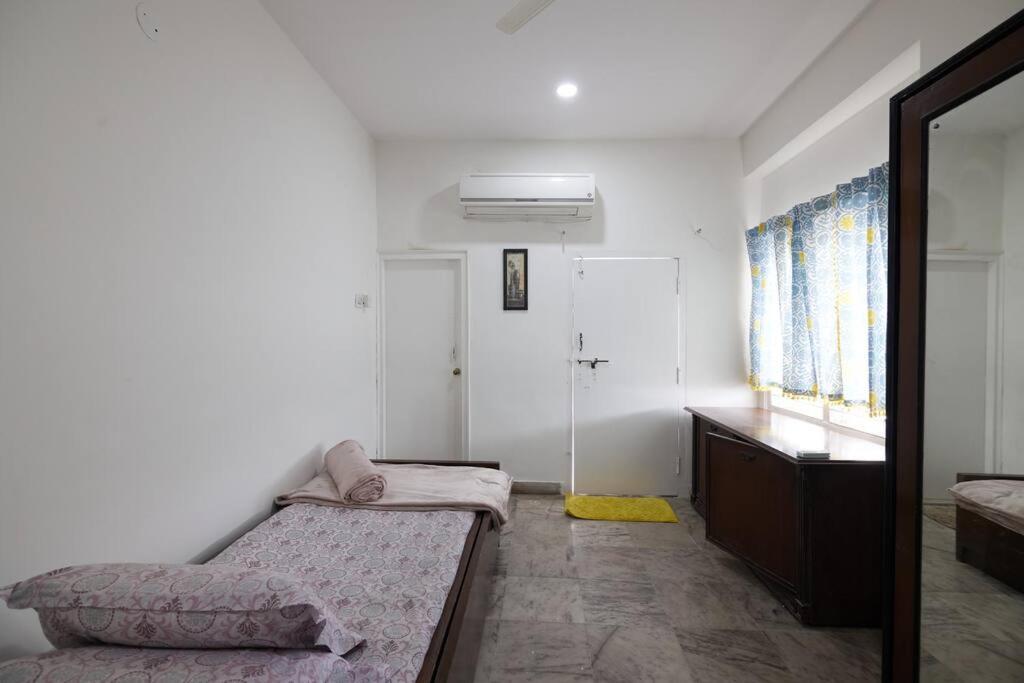 Toit -ac Himayathnagar Apartment *