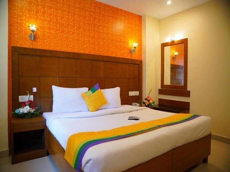 Blossoms Holidays Plaza- Free One Meal Hotel