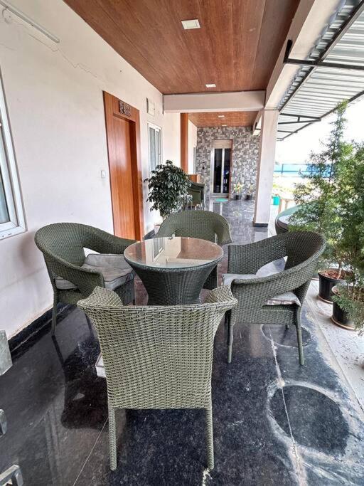 Luxury 3-br Penthouse Apartment