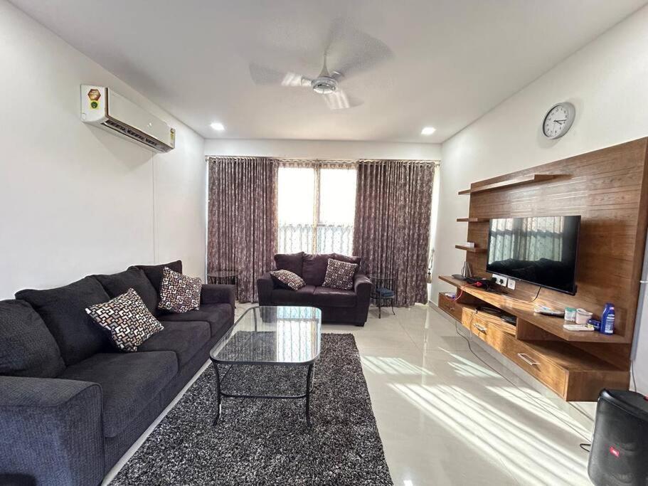 Luxury 3-br Penthouse Apartment *