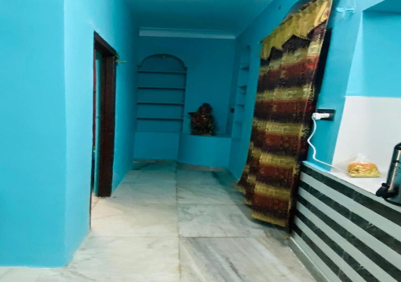 Individual Near Apollo Jubilee Hills