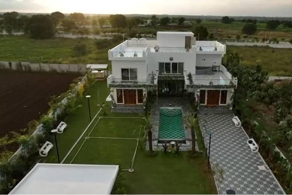 Poorna Farmhouse With Private Pool And Jacuzzi *