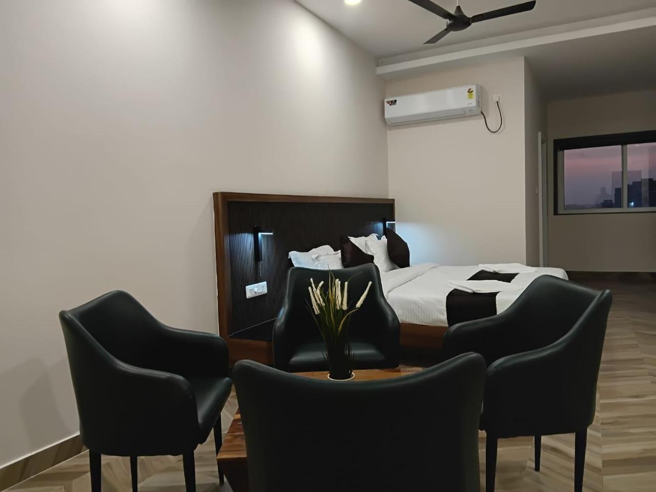 Pincode90 Executive Hotel