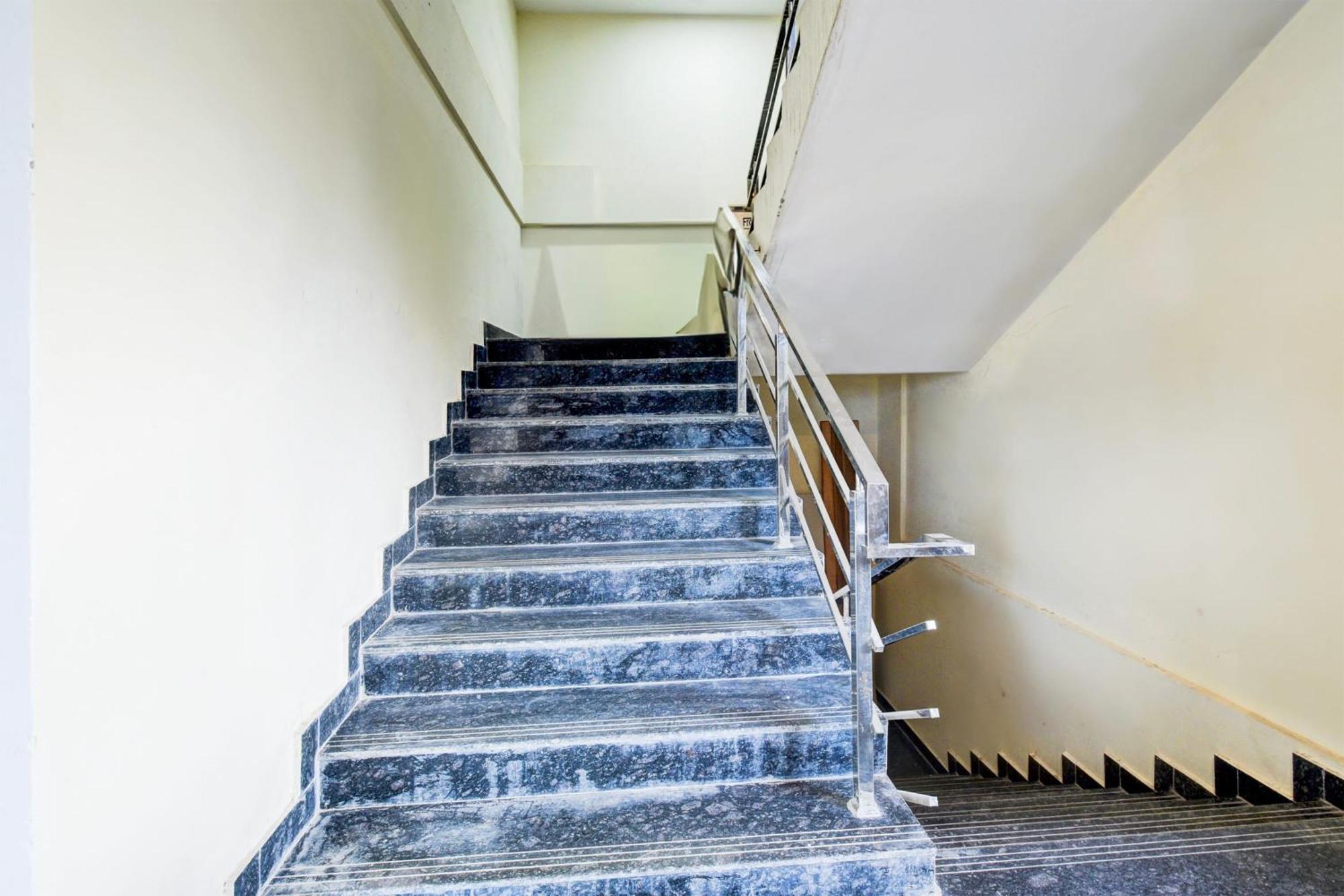 Hotel Super Srh Luxury Near Rail Nilayam, Ncl. 3*