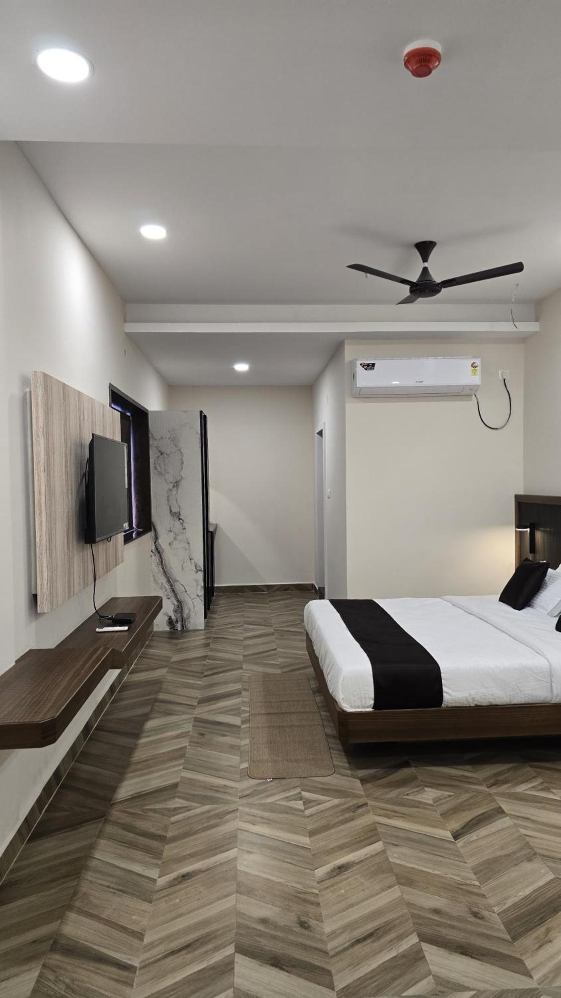 Pincode90 Executive Hotel