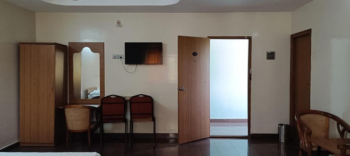 Rbr Krishna Residency Hotel *