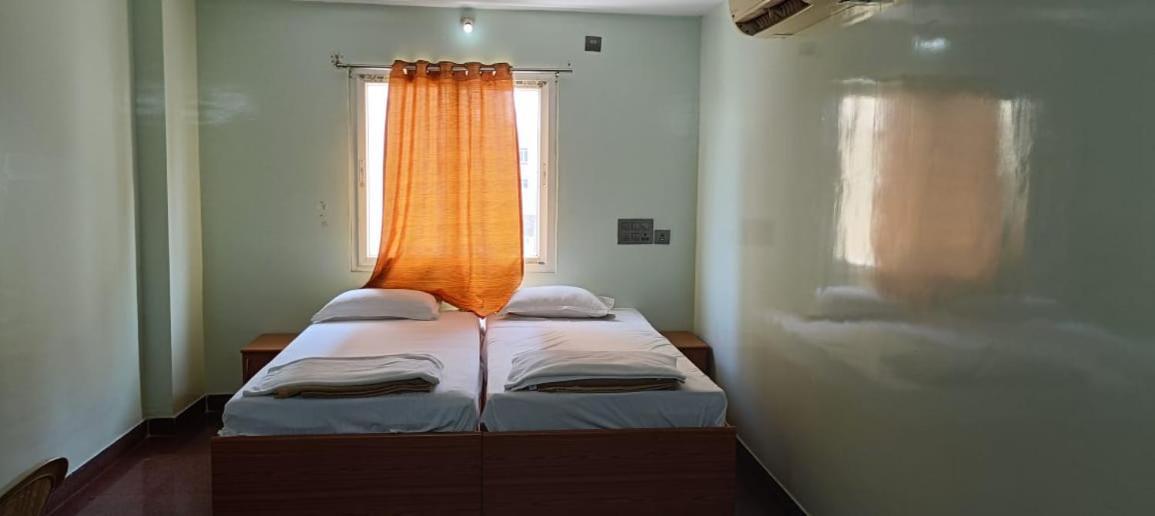 Rbr Krishna Residency Hotel *