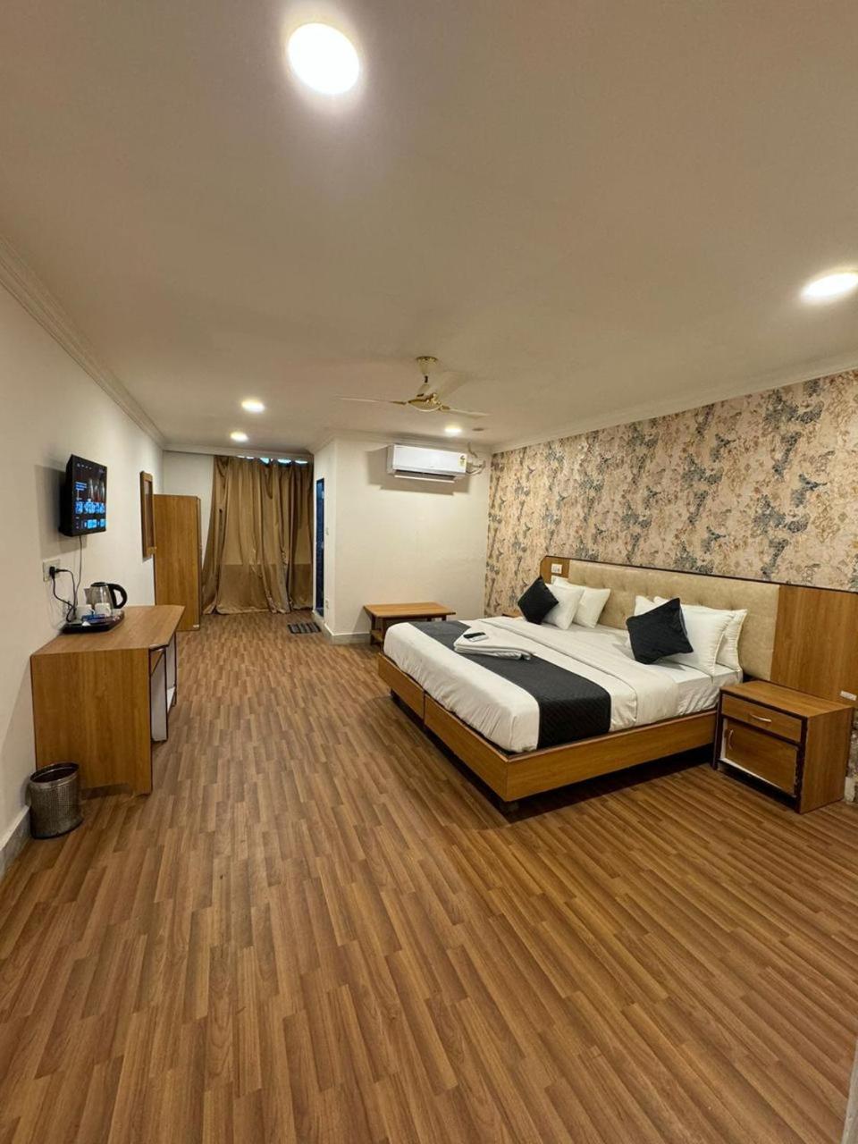 Blossoms Classic International -road View- Free Breakfast 3* Hyderabad