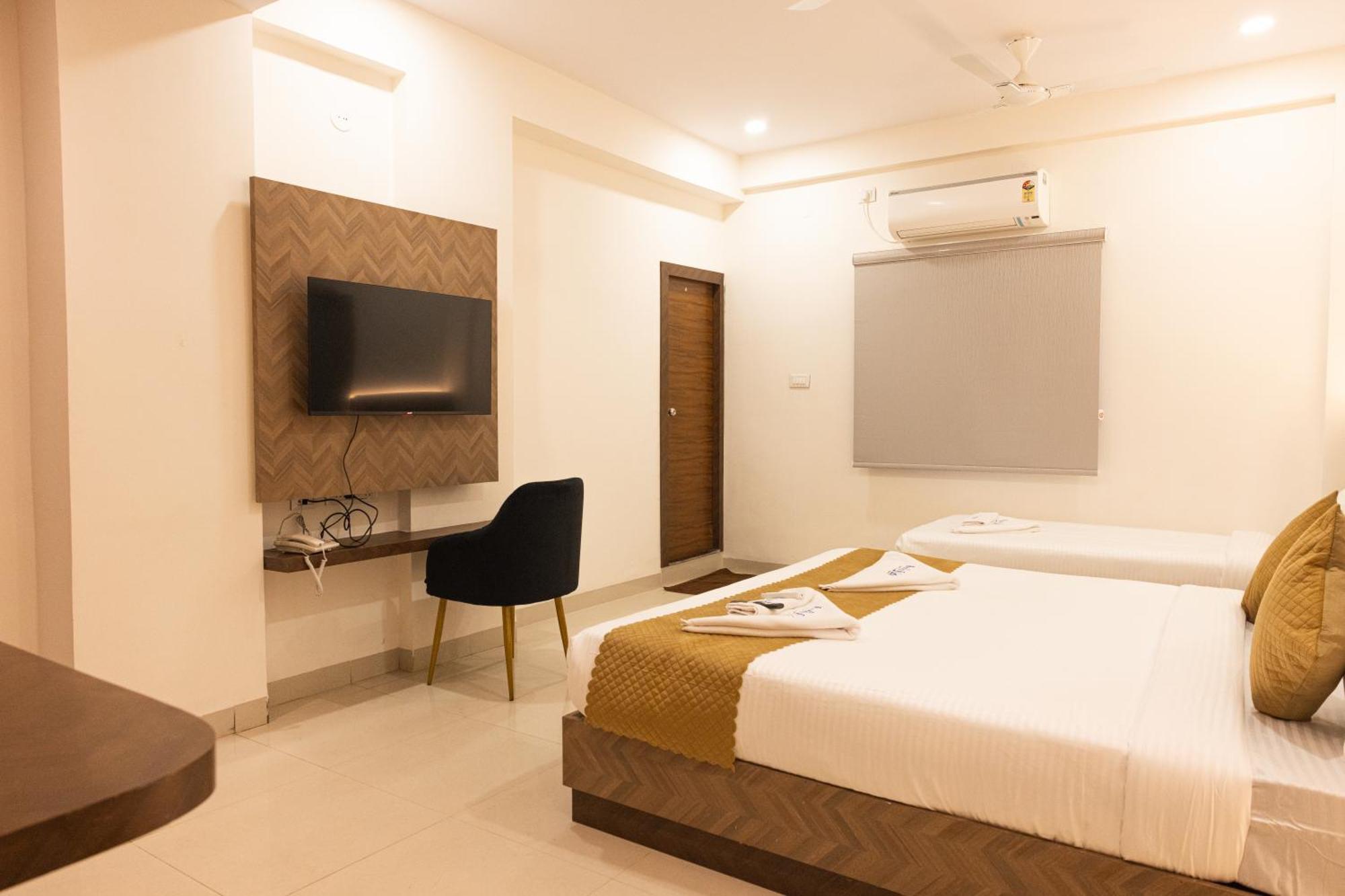 Hotel Radhe Pride Hitech 3*